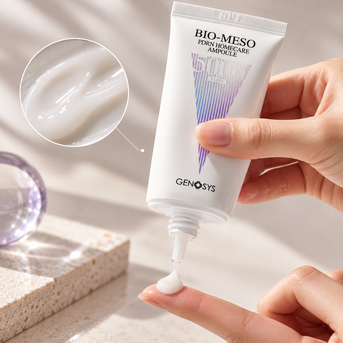 Υφή της GENOSYS Bio-Meso PDRN Homecare Ampoule 5000, με λευκόρρευστη σύνθεση που εφαρμόζεται στο δάχτυλο.